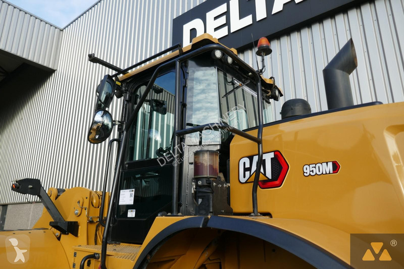 Nakladač Caterpillar M