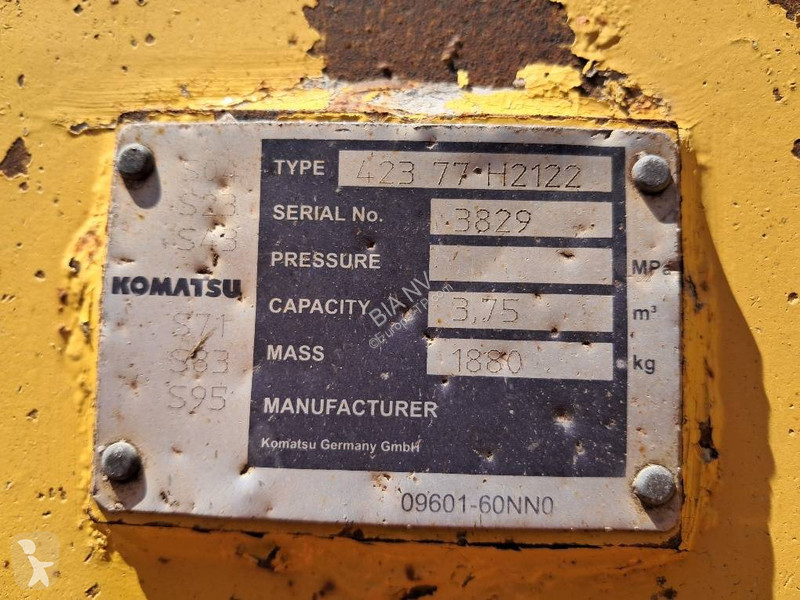 Nakladač Komatsu 8E0