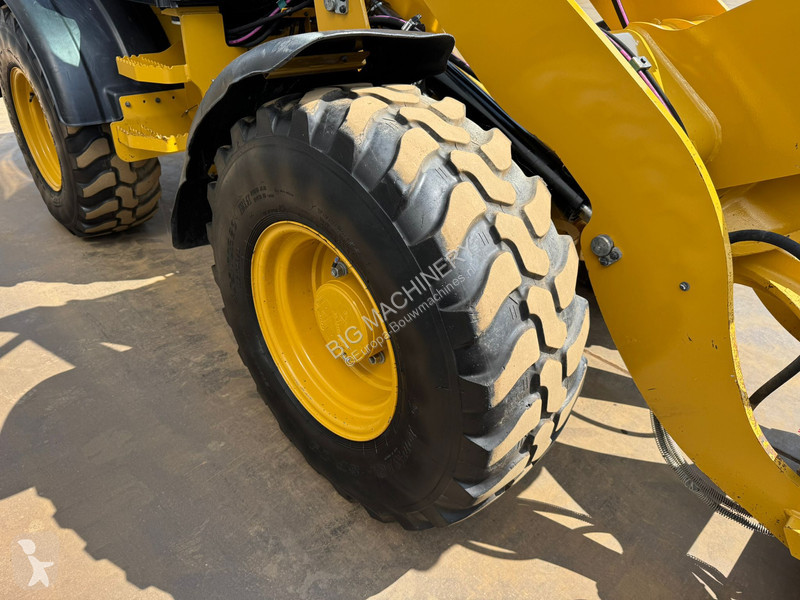 Nakladač Caterpillar M