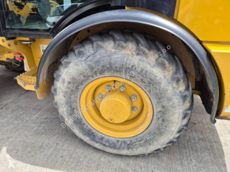 Nakladač Caterpillar 906M