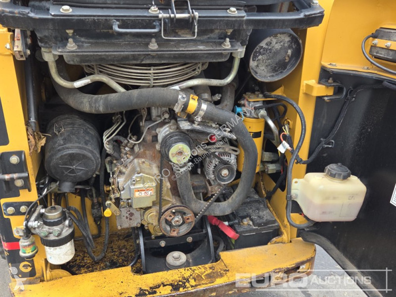 Товарач Caterpillar 216