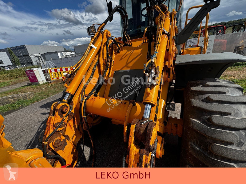 Liebherr Mit 3 Löffeln & 1 Gabel loader