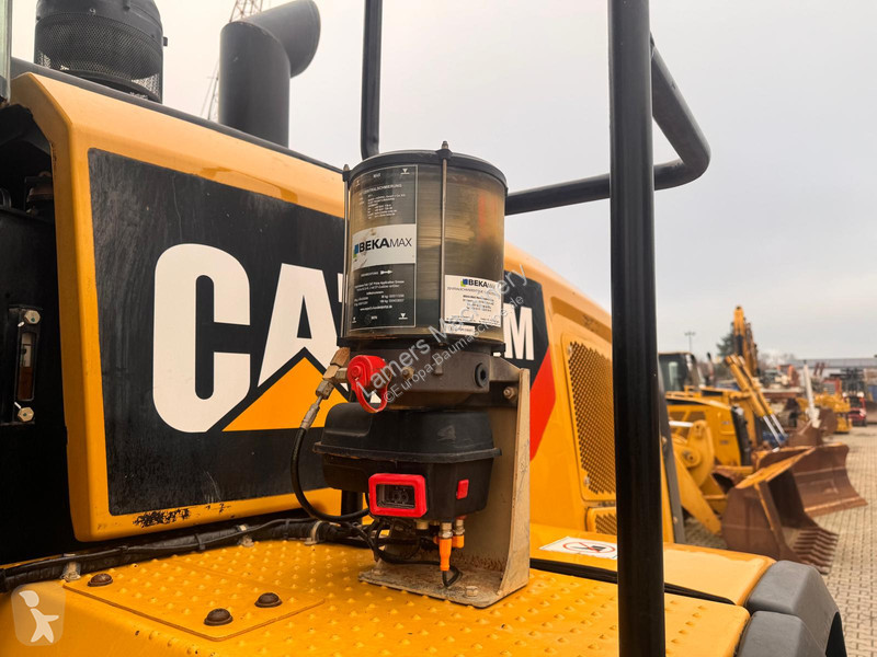 Nakladač Caterpillar M .