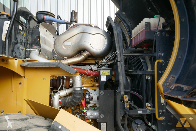 Nakladač Caterpillar M