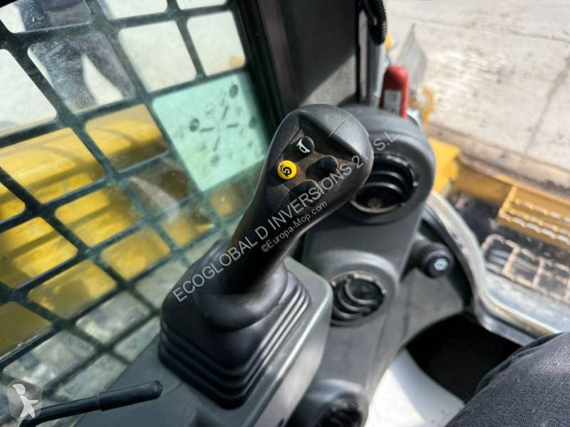 Nakladač Caterpillar 3 XE