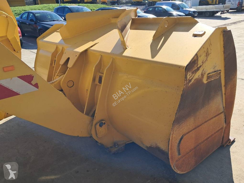 Nakladač Komatsu 8E0