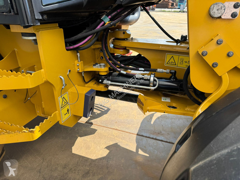 Nakladač Caterpillar M