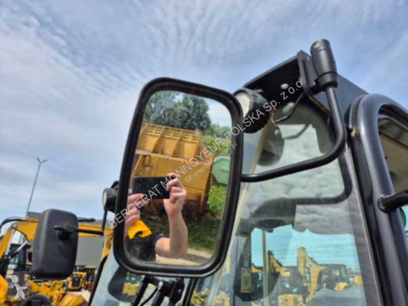 Nakladač Caterpillar 906M