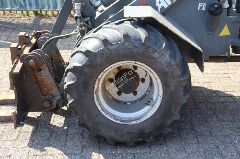 Nakladač Giant V452T