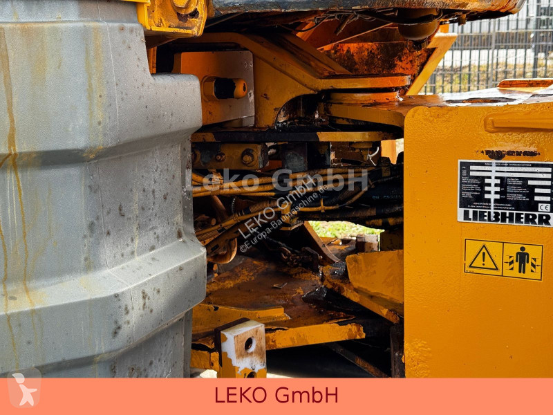 Liebherr Mit 3 Löffeln & 1 Gabel loader