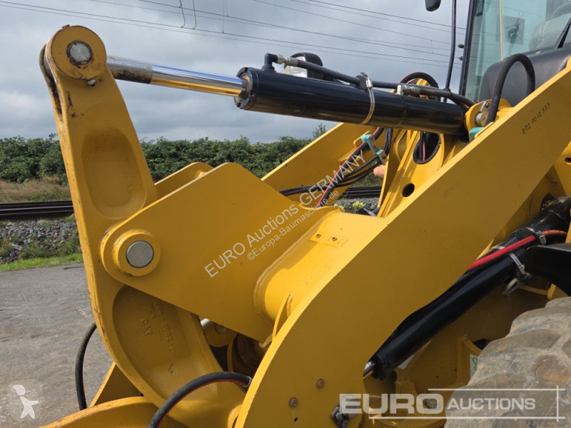 Навантажувач Caterpillar 908M