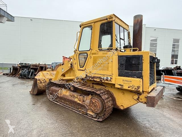 Nakladač Caterpillar 943