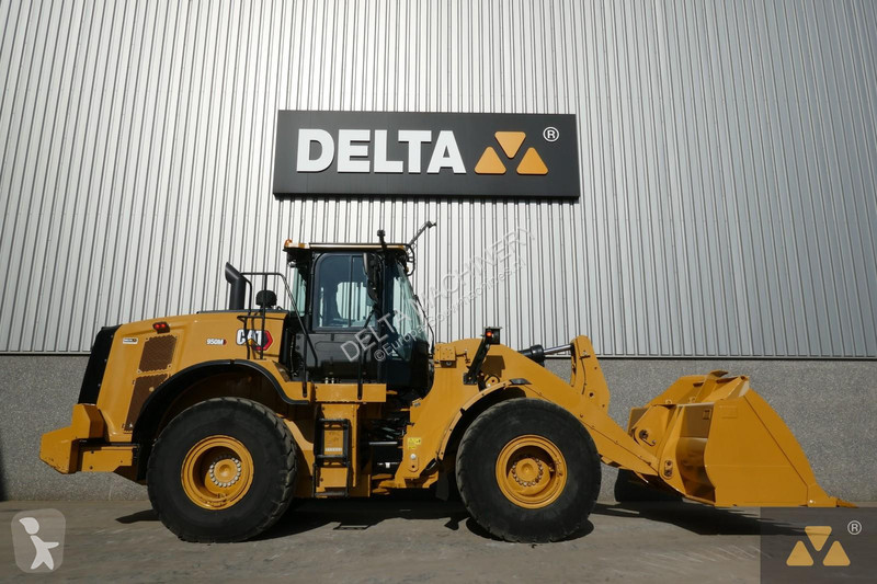 Nakladač Caterpillar M