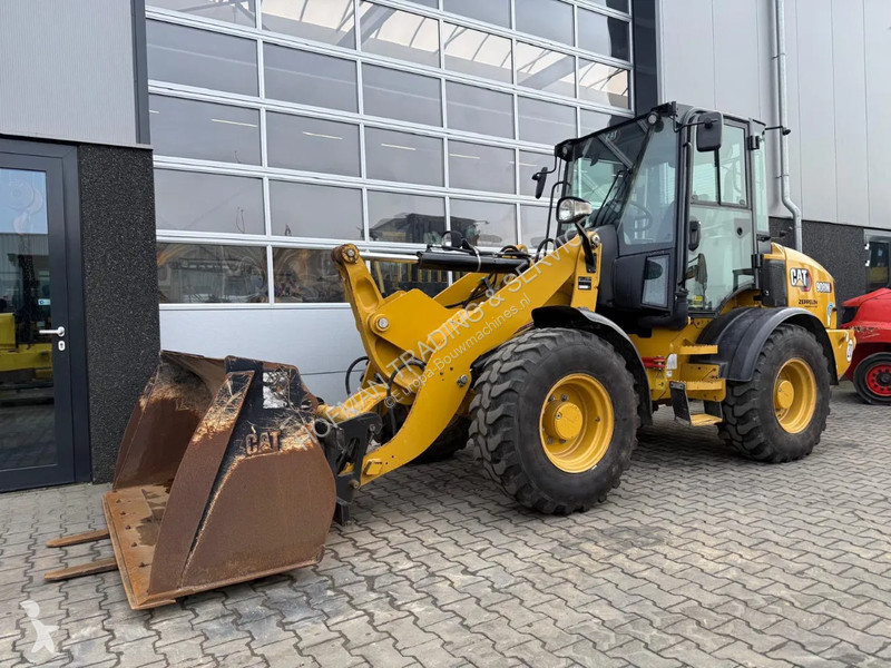 Nakladač Caterpillar M