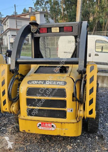Mini-nakladač John Deere