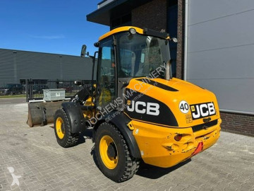 محملة بعجلات JCB