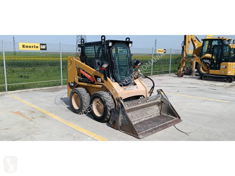 Nakladač Caterpillar 216B3
