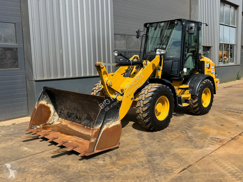 Nakladač Caterpillar M