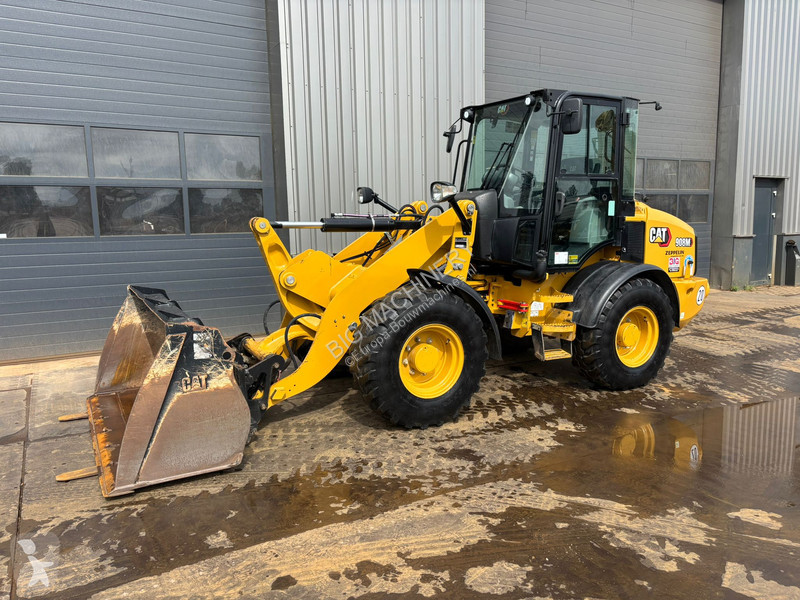 Nakladač Caterpillar M