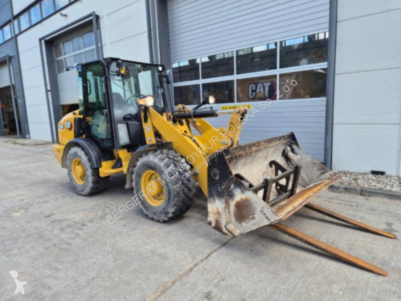 Nakladač Caterpillar 906M