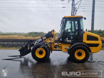 Колёсный погрузчик JCB