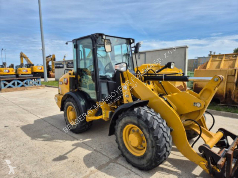 Nakladač Caterpillar 906M