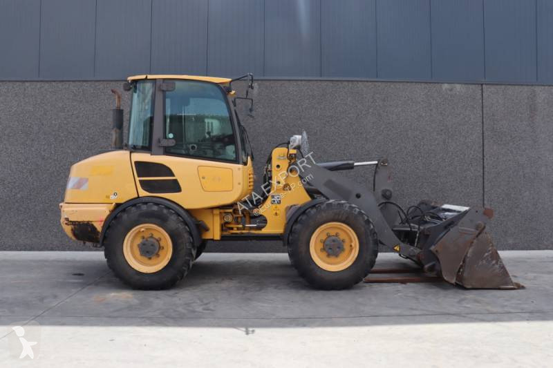 Nakladač Volvo L28F