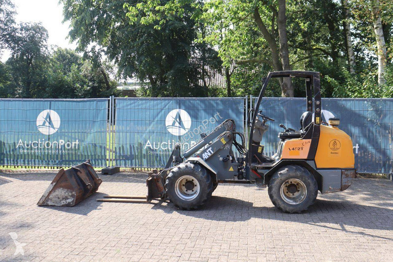 Nakladač Giant V452T