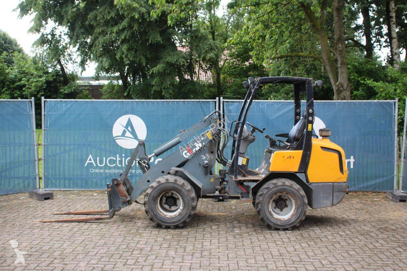 Nakladač Giant V452T