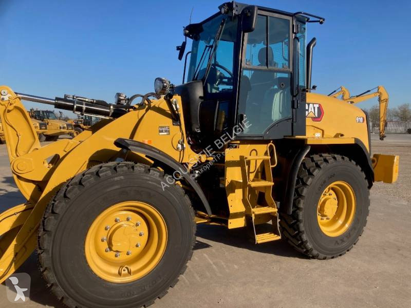 Nakladač Caterpillar 910