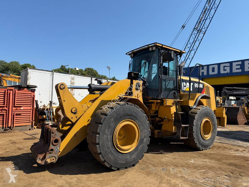 Nakladač Caterpillar M