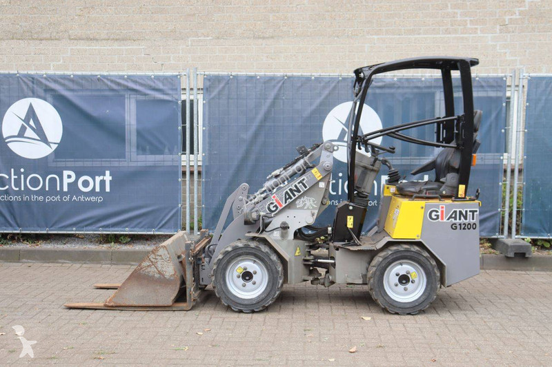 Фронтальный погрузчик Giant D254SW