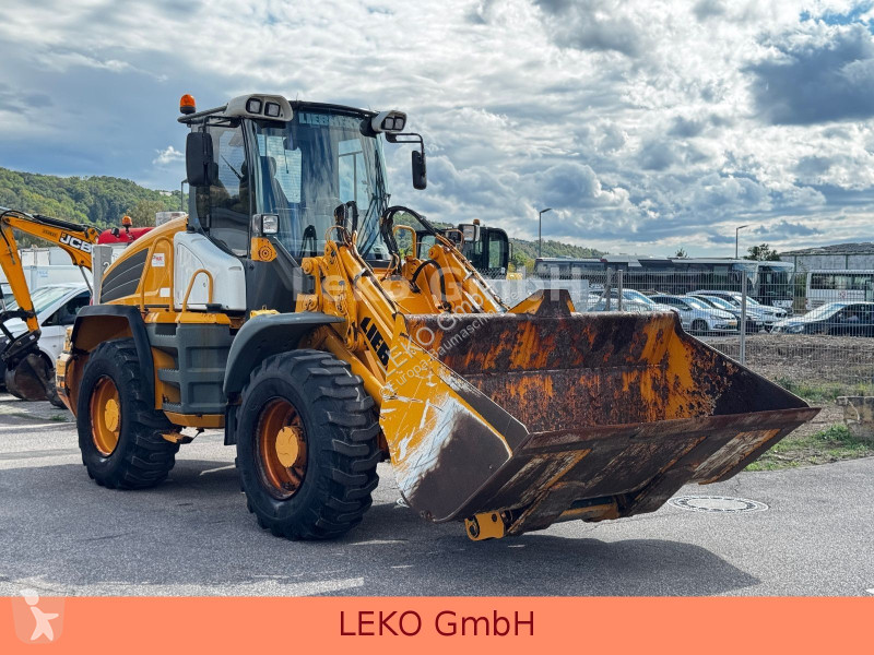 Liebherr Mit 3 Löffeln & 1 Gabel loader