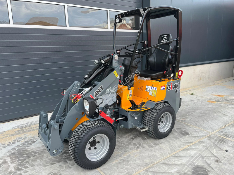 Giant G1200 loader