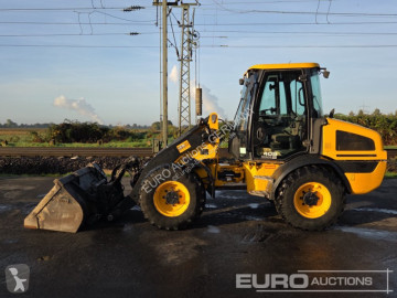 Колёсный погрузчик JCB