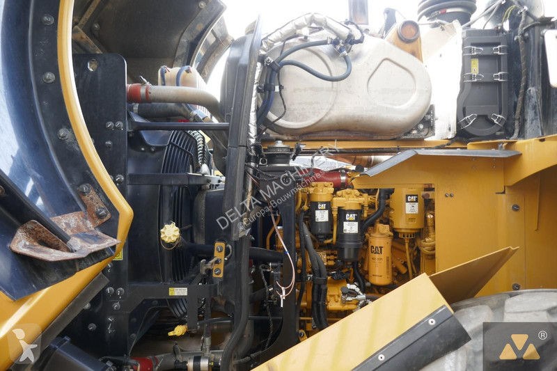 Nakladač Caterpillar M