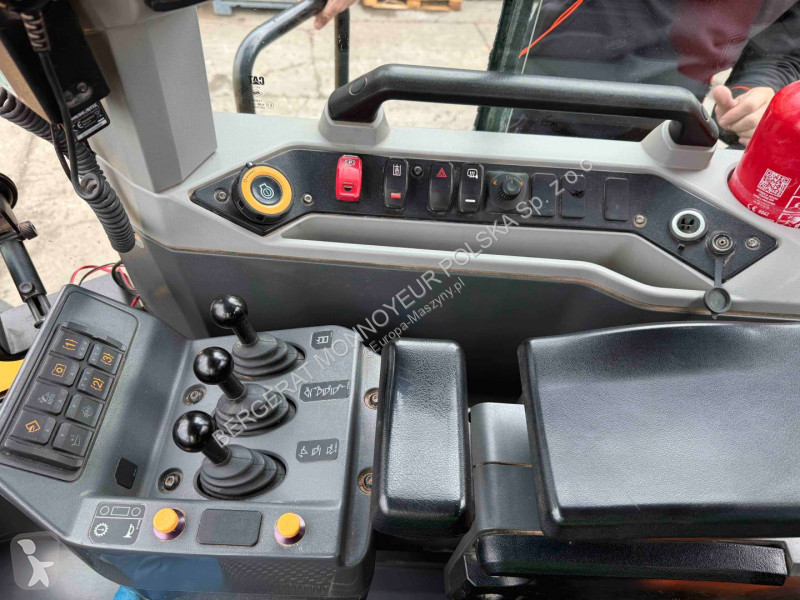 Nakladač Caterpillar 980