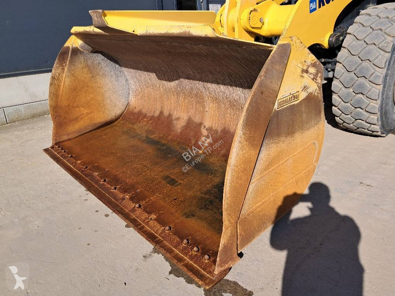 Nakladač Komatsu 8E0