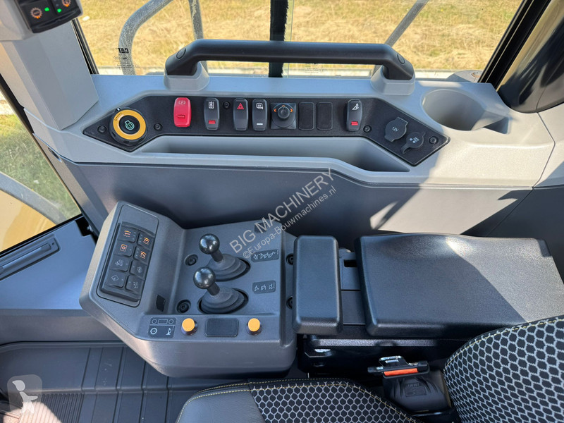 Nakladač Caterpillar 980