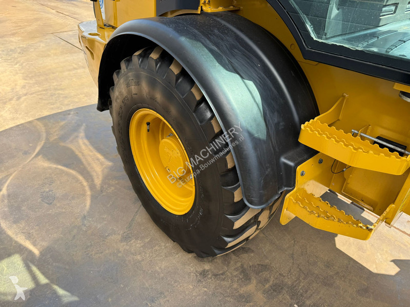 Nakladač Caterpillar M