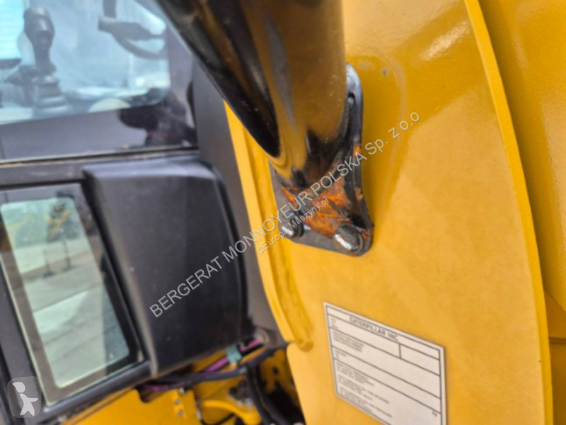 Nakladač Caterpillar 906M