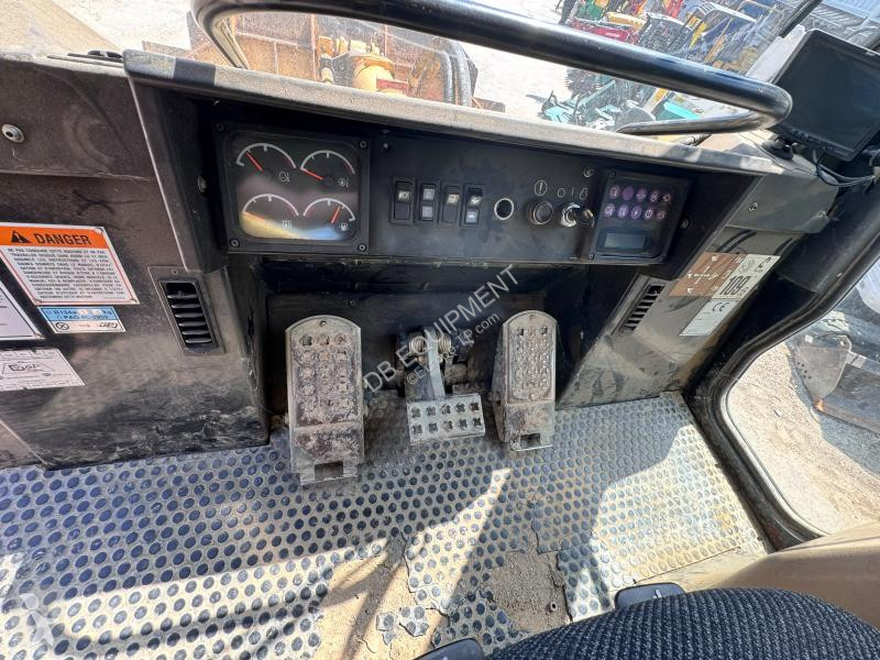 Nakladač Caterpillar Chargeuse sur chenilles Traxx