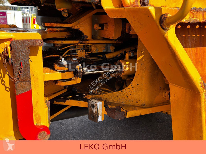 Liebherr Mit 3 Löffeln & 1 Gabel loader