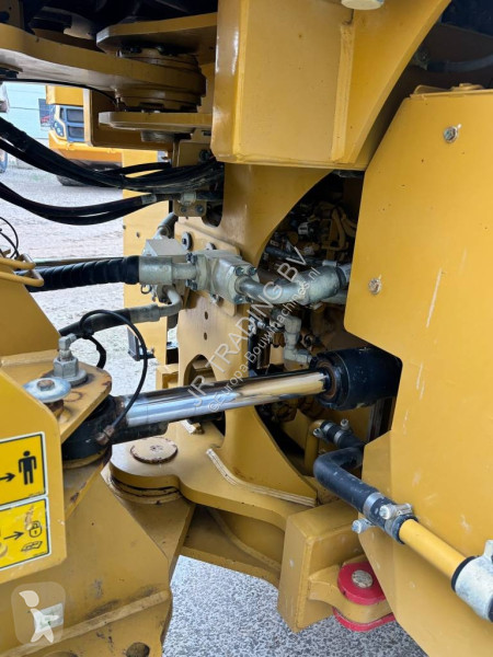 Товарач Caterpillar XE