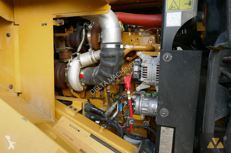 Nakladač Caterpillar M
