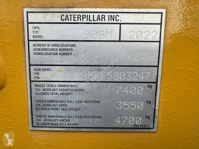 Nakladač Caterpillar M