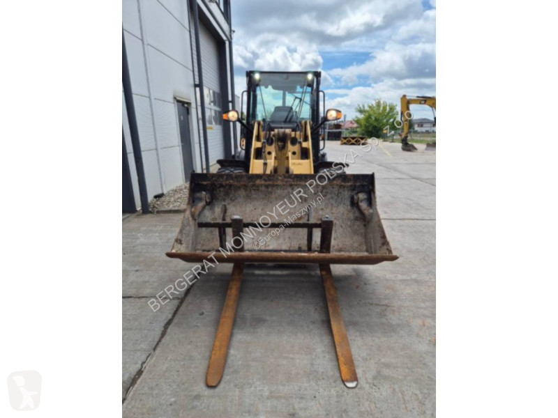 Nakladač Caterpillar 906M
