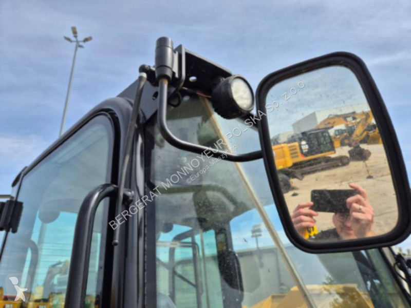 Nakladač Caterpillar 906M