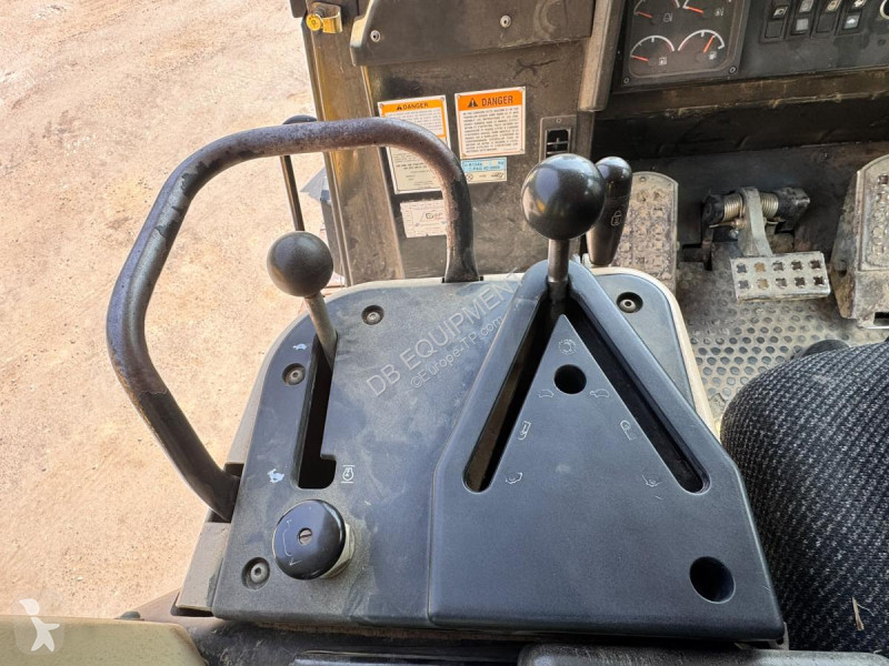 Nakladač Caterpillar Chargeuse sur chenilles Traxx