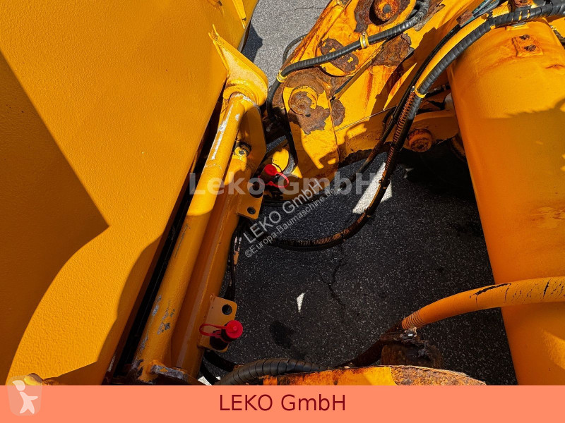 Liebherr Mit 3 Löffeln & 1 Gabel loader